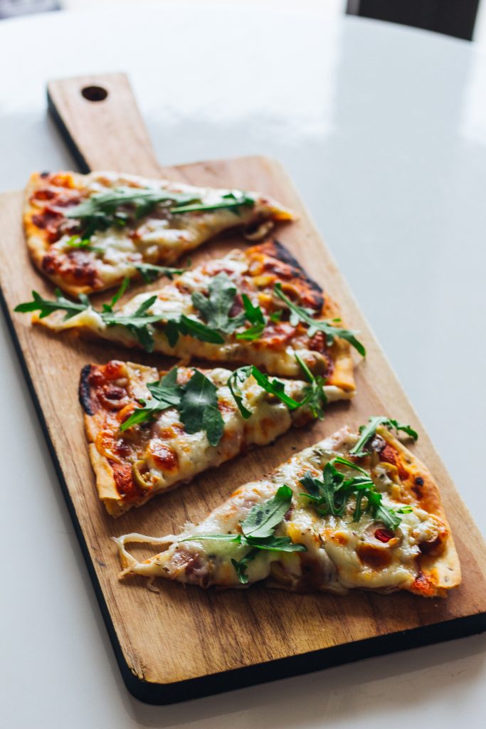 Kuchnia włoska - pizza na desce